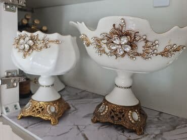 Qızılı bəzəkli dekorativ klassik vazalar dəsti 2 boyuk bir balaca - 2 lalafo.az -da Qızılı bəzəkli dekorativ klassik vazalar dəsti 2 boyuk bir balaca - 2