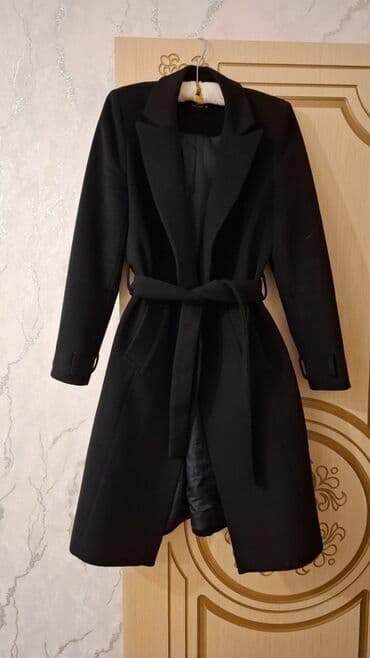 Qadın palto – qara rəngdə, klassik dizayn. - Model: uzun, dizə qədər lalafo.az -da Qadın palto – qara rəngdə, klassik dizayn. - Model: uzun, dizə qədər