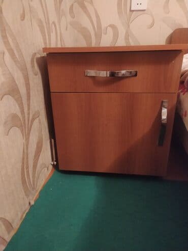 Taxt yanı tumbə / komod - Material: laminat örtüklü ağac rəngli DSP - lalafo.az -da Taxt yanı tumbə / komod - Material: laminat örtüklü ağac rəngli DSP -