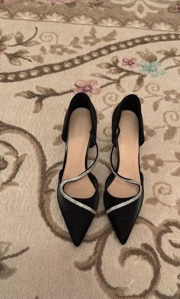 Qara rəngli zərif qadın tuflisi - Model: incə burunlu, açıq yanlı lalafo.az -da Qara rəngli zərif qadın tuflisi - Model: incə burunlu, açıq yanlı