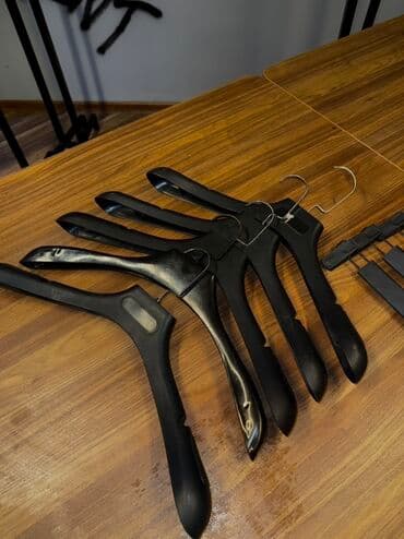 Asilqan 0,20 qepik 460 ededdir Məhsul: Qara rəngli paltar asqıları lalafo.az -da Asilqan 0,20 qepik 460 ededdir Məhsul: Qara rəngli paltar asqıları