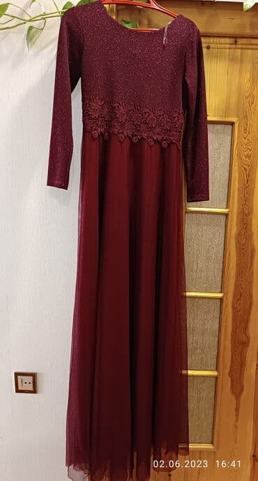 Ziyafət geyimidir. 2 dəfə geyinilib təzədir. Üst hissəsi zərlidir. Bel lalafo.az -da Ziyafət geyimidir. 2 dəfə geyinilib təzədir. Üst hissəsi zərlidir. Bel