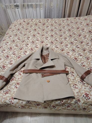 Bej rəngli qadın paltosu - Qısa model, iki tərəfli düyməli ön hissə. 1 lalafo.az -da Bej rəngli qadın paltosu - Qısa model, iki tərəfli düyməli ön hissə. 1