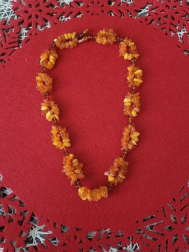 Kəhrəba daşlarından hazırlanmış boyunbağı. - Material: təbii kəhrəba at lalafo.az Kəhrəba daşlarından hazırlanmış boyunbağı. - Material: təbii kəhrəba