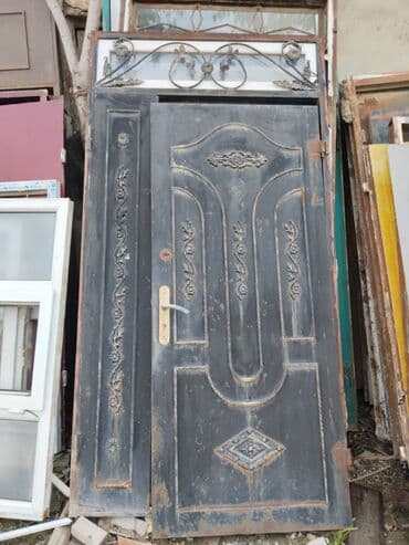 Qara rəngdə, üzərində naxışlar olan dəmir qapı. Giriş qapısı kimi lalafo.az -da Qara rəngdə, üzərində naxışlar olan dəmir qapı. Giriş qapısı kimi