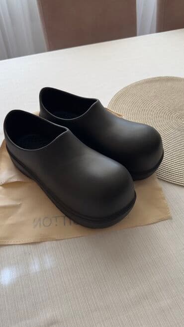 Rezin materialdan hazırlanmış qara rəngli uniseks kloklar. Ayaqqabının lalafo.az -da Rezin materialdan hazırlanmış qara rəngli uniseks kloklar. Ayaqqabının