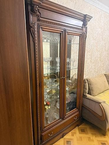 Klassik üslubda vitrin şkaf - Material: təbii ağac karkas, cilalı lalafo.az -da — 3 Klassik üslubda vitrin şkaf - Material: təbii ağac karkas, cilalı — 3