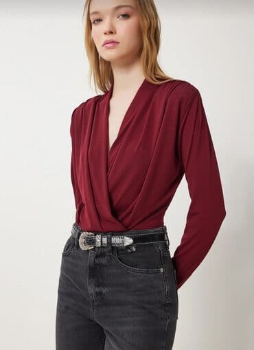 Qadın bluzu – tünd narıncı/qırmızı (burgundy) rəngdə, uzunqollu, öndən lalafo.az -da Qadın bluzu – tünd narıncı/qırmızı (burgundy) rəngdə, uzunqollu, öndən