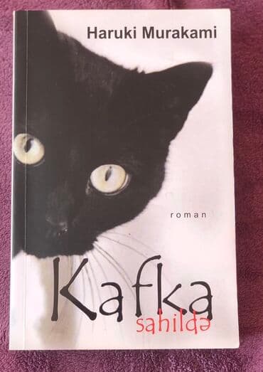 Haruki Murakaminin "Sahildə Kafka" romanı. Kitabın üz qabığında qara lalafo.az -da Haruki Murakaminin "Sahildə Kafka" romanı. Kitabın üz qabığında qara