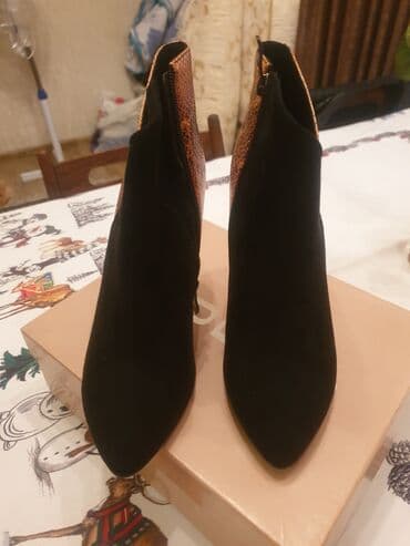 Qadın botları – zərif stilet dabanlı, qarışıq materiallı model - lalafo.az -da Qadın botları – zərif stilet dabanlı, qarışıq materiallı model -