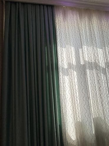 Tünd yaşıl rəngdə, qəşəng qatları olan pərdə. Həmçinin, otağa zəriflik lalafo.az -da Tünd yaşıl rəngdə, qəşəng qatları olan pərdə. Həmçinin, otağa zəriflik