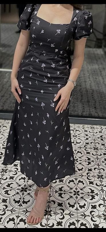 Qara rəngli, xırda bənövşəyi çiçək naxışlı qadın libası. Model zərif lalafo.az -da Qara rəngli, xırda bənövşəyi çiçək naxışlı qadın libası. Model zərif