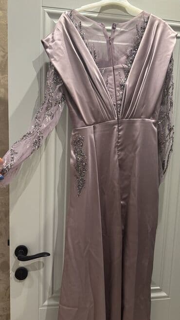 Razmeri 38-40 a gedir atlas materialdı bənövşəyi rəngdə qolları lalafo.az -da Razmeri 38-40 a gedir atlas materialdı bənövşəyi rəngdə qolları