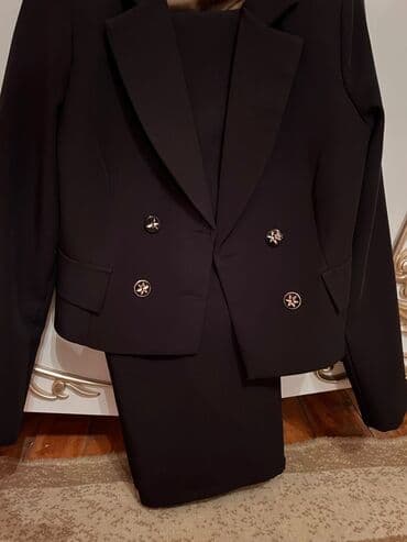 Qadın kostyum dəsti – klassik qara rəng - 2 hissə: qısa ətək + pencək lalafo.az -da Qadın kostyum dəsti – klassik qara rəng - 2 hissə: qısa ətək + pencək