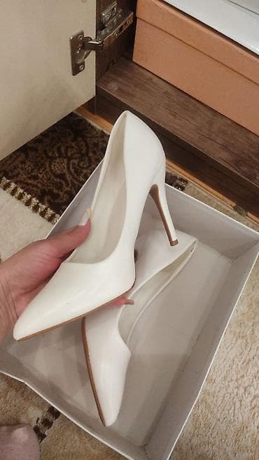 Ağ rəngli qadın tuflisi – klassik “stiletto” model. - Üst material lalafo.az -da Ağ rəngli qadın tuflisi – klassik “stiletto” model. - Üst material