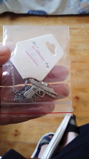 Mücəvhər boyunbağı – tapança formasında Svarovski kulon yarı qiymətə lalafo.az -da Mücəvhər boyunbağı – tapança formasında Svarovski kulon yarı qiymətə