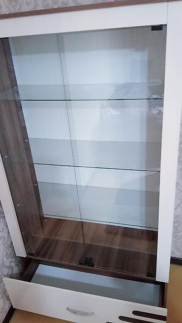 Şüşə dolabı - Dizayn: Ağ və qəhvəyi tonlarda müasir üslub, ön hissədə lalafo.az -da Şüşə dolabı - Dizayn: Ağ və qəhvəyi tonlarda müasir üslub, ön hissədə