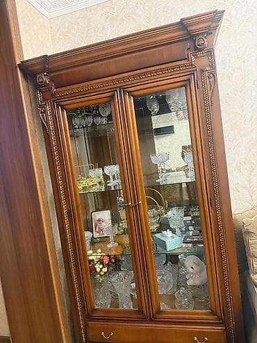 Klassik üslubda vitrin şkaf - Material: təbii ağac karkas, cilalı lalafo.az -da — 1 Klassik üslubda vitrin şkaf - Material: təbii ağac karkas, cilalı — 1