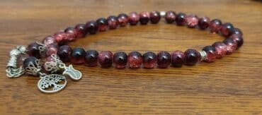 Təsbeh – bənövşəyi‑bordo tonlarda şüşə/gəm daşına bənzər parlaq lalafo.az -da Təsbeh – bənövşəyi‑bordo tonlarda şüşə/gəm daşına bənzər parlaq