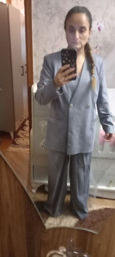 Qadın klassik kostyum dəsti - Rəng: tutqun boz - Model: oversize, iki lalafo.az -da Qadın klassik kostyum dəsti - Rəng: tutqun boz - Model: oversize, iki