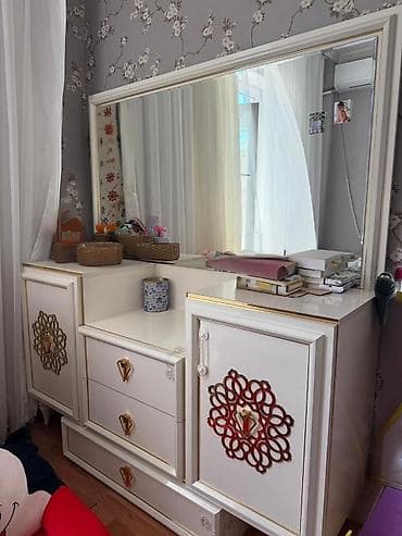Ağ-qızılı dekorlu yataq otağı mebel dəsti Tərkibi: - Böyük paltar at lalafo.az Ağ-qızılı dekorlu yataq otağı mebel dəsti Tərkibi: - Böyük paltar