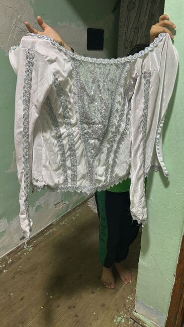 Ağ rəngli milli/rəqs geyimi dəsti Tərkib: - Bəzəkli üst köynək: geniş lalafo.az -da — 1 Ağ rəngli milli/rəqs geyimi dəsti Tərkib: - Bəzəkli üst köynək: geniş — 1