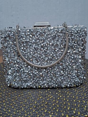 Parlaq daşlarla bəzədilmiş gümüşü rəngli axşam/ziyafət çantası. - lalafo.az -da Parlaq daşlarla bəzədilmiş gümüşü rəngli axşam/ziyafət çantası. -