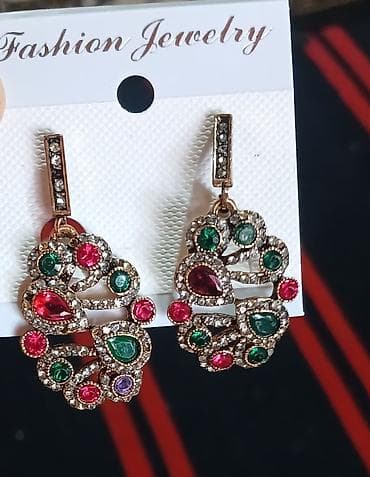 Qadınlar üçün zərif sırğalar - Stil: Fashion Jewelry, klassik və lalafo.az -da Qadınlar üçün zərif sırğalar - Stil: Fashion Jewelry, klassik və