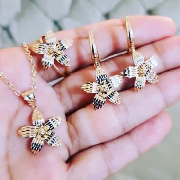 Dəstə daxildir: Üzük, Sırğa, Sep, Pandora, Sarı qızıl, 585 Əyar, 642 g lalafo.az -da — 5 Dəstə daxildir: Üzük, Sırğa, Sep, Pandora, Sarı qızıl, 585 Əyar, 642 g — 5