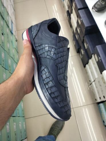 Kişi üçün nəzərdə tutulmuş bu ayaqqabılar təmiz Türk malıdır. Dəridir lalafo.az -da Kişi üçün nəzərdə tutulmuş bu ayaqqabılar təmiz Türk malıdır. Dəridir