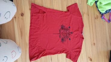 Qırmızı rəngli qısaqoll T‑shirt. Ön hissədə qara naxış – ağac/kol lalafo.az -da Qırmızı rəngli qısaqoll T‑shirt. Ön hissədə qara naxış – ağac/kol