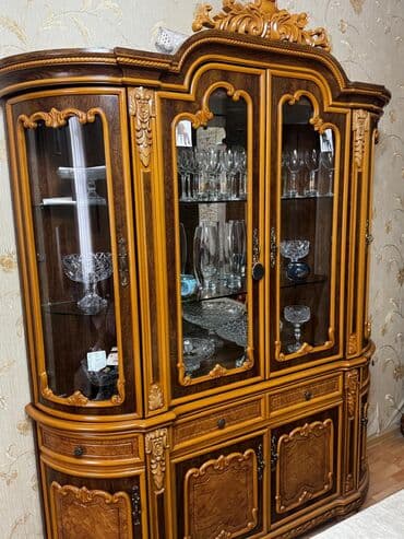 Klassik üslubda vitrin dəstı - Material: ağac karkas, dekorativ oyma lalafo.az -da Klassik üslubda vitrin dəstı - Material: ağac karkas, dekorativ oyma