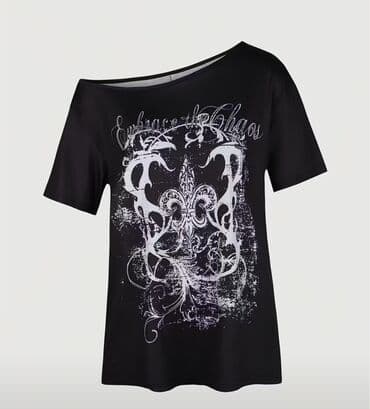 Qara rəngli qısaqoll T‑şört. Ön hissədə iri ağ-qravür üslublu qrafik lalafo.az -da Qara rəngli qısaqoll T‑şört. Ön hissədə iri ağ-qravür üslublu qrafik