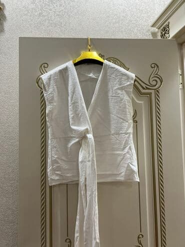 Ağ rəngli, qolsuz, bağlamalı top/bluz. - Model: ön hissəsi kəsişən V lalafo.az -da Ağ rəngli, qolsuz, bağlamalı top/bluz. - Model: ön hissəsi kəsişən V