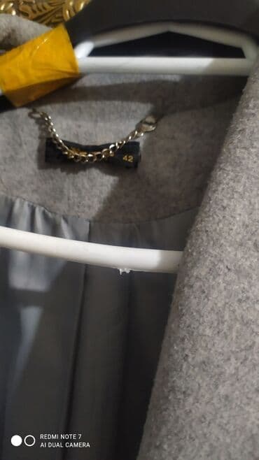 Boz rəngli qadın palto - Model: Klassik qamış yaxalı, kəmərli, qolsuz lalafo.az -da Boz rəngli qadın palto - Model: Klassik qamış yaxalı, kəmərli, qolsuz