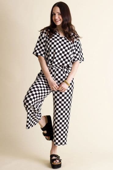 Qara-ağ dama naxışlı iki hissəli qadın dəsti - Üst: geniş kəsimli lalafo.az -da Qara-ağ dama naxışlı iki hissəli qadın dəsti - Üst: geniş kəsimli