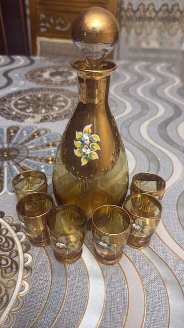 Qızılı rəngli şüşə qrafin və 6 stəkandan ibarət dekorativ dəst. - lalafo.az -da Qızılı rəngli şüşə qrafin və 6 stəkandan ibarət dekorativ dəst. -