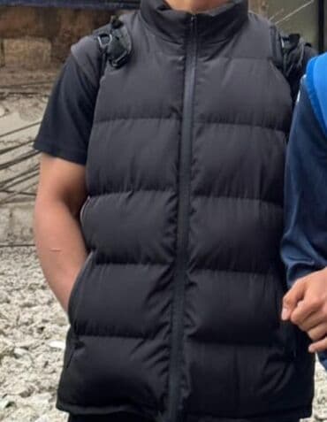 Qara rəngli kişi puf şişme jilet - Model: qolsuz, dik yaxalı - lalafo.az -da Qara rəngli kişi puf şişme jilet - Model: qolsuz, dik yaxalı -