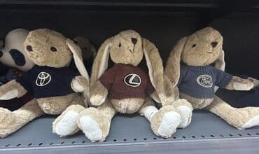 Plyuş dovşan oyuncağı – avtomobil loqolu sviterli - Yumşaq, toxunuşa lalafo.az -da Plyuş dovşan oyuncağı – avtomobil loqolu sviterli - Yumşaq, toxunuşa