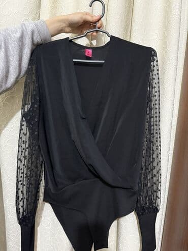 Qara rəngli qadın bodi-bluz. - Dizayn: dərin V dekolteli, ön hissədə lalafo.az -da Qara rəngli qadın bodi-bluz. - Dizayn: dərin V dekolteli, ön hissədə