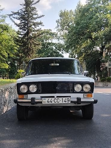 VAZ 2106 sedan – klassik ağ rəngdə. Xarici xüsusiyyətlər: - Dördkünc at lalafo.az VAZ 2106 sedan – klassik ağ rəngdə. Xarici xüsusiyyətlər: - Dördkünc