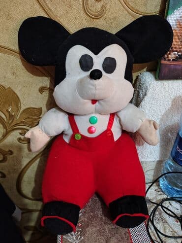 Mikki Maus personajını əks etdirən bu yumşaq oyuncaq, qara qulaqları lalafo.az -da Mikki Maus personajını əks etdirən bu yumşaq oyuncaq, qara qulaqları