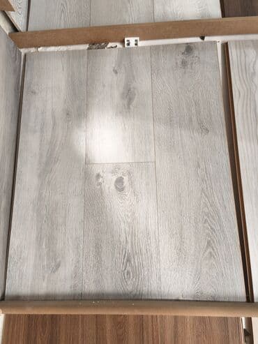 Ağ-boz tonlarda taxta teksturalı laminat döşəmə panelləri - Rəng lalafo.az -da Ağ-boz tonlarda taxta teksturalı laminat döşəmə panelləri - Rəng