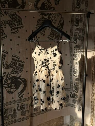 Zərif çiçək naxışlı paltar - Rəng: krem fon üzərində qara çiçək lalafo.az -da Zərif çiçək naxışlı paltar - Rəng: krem fon üzərində qara çiçək