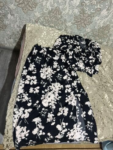 Qara fon üzərində ağ çiçək naxışlı iki hissədən ibarət qadın dəsti lalafo.az -da Qara fon üzərində ağ çiçək naxışlı iki hissədən ibarət qadın dəsti