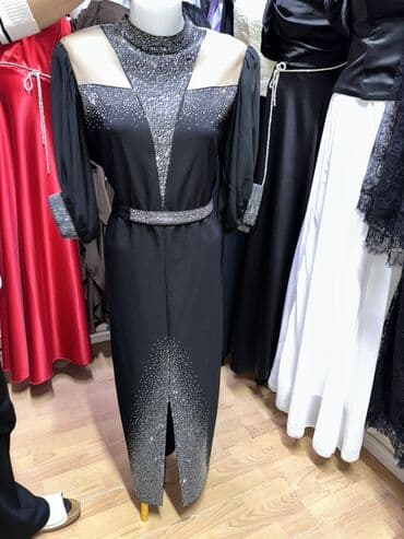 Zərif axşam/ziyafət donu - Rəng: qara, gümüşü detallar ilə - Fason lalafo.az -da Zərif axşam/ziyafət donu - Rəng: qara, gümüşü detallar ilə - Fason