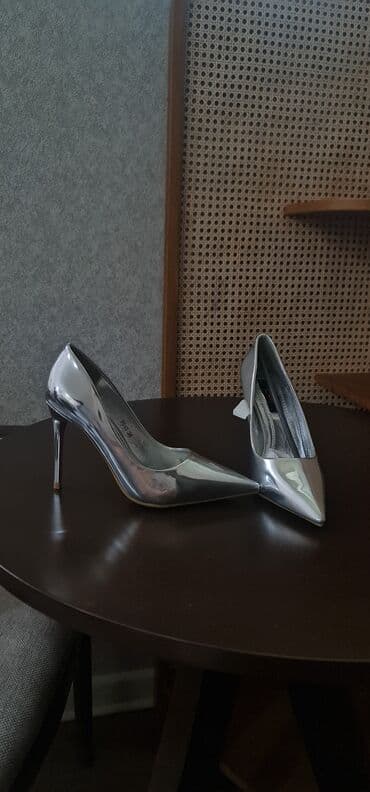 Gümüşü xrom rəngdə qadın tuflisi – klassik “stiletto” model. - Parlaq lalafo.az -da Gümüşü xrom rəngdə qadın tuflisi – klassik “stiletto” model. - Parlaq