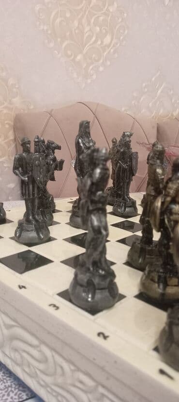 Mövzu: qutusu mərmərdir Tematik metal fiqurlu şahmat dəsti və qutulu lalafo.az -da Mövzu: qutusu mərmərdir Tematik metal fiqurlu şahmat dəsti və qutulu