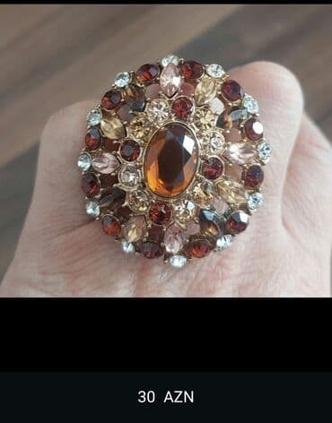 Böyük dekorativ qadın üzüyü. Qızılı tonlu metal əsas üzərində iri oval lalafo.az -da Böyük dekorativ qadın üzüyü. Qızılı tonlu metal əsas üzərində iri oval