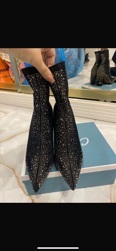 Qadın botları – yeni qara rəng, məxməri fakturalı material üzərində lalafo.az -da Qadın botları – yeni qara rəng, məxməri fakturalı material üzərində